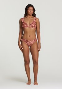 Rood en oranje patroons bikini set met franje schouderbandjes, met een V-hals top en bijpassende onderkant met zijknoten. Soepele stoftextuur.