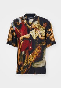 Camisa de botones de manga corta con un estampado de una dramática pintura clásica que presenta personas y un patrón de plumas de pavo real.