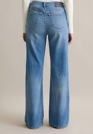 Wijdvallende blauwe jeans van denim; heeft achterzakken, een lichte wassing en een nette afwerking aan de onderkant. Leren merklabel bij de taille.