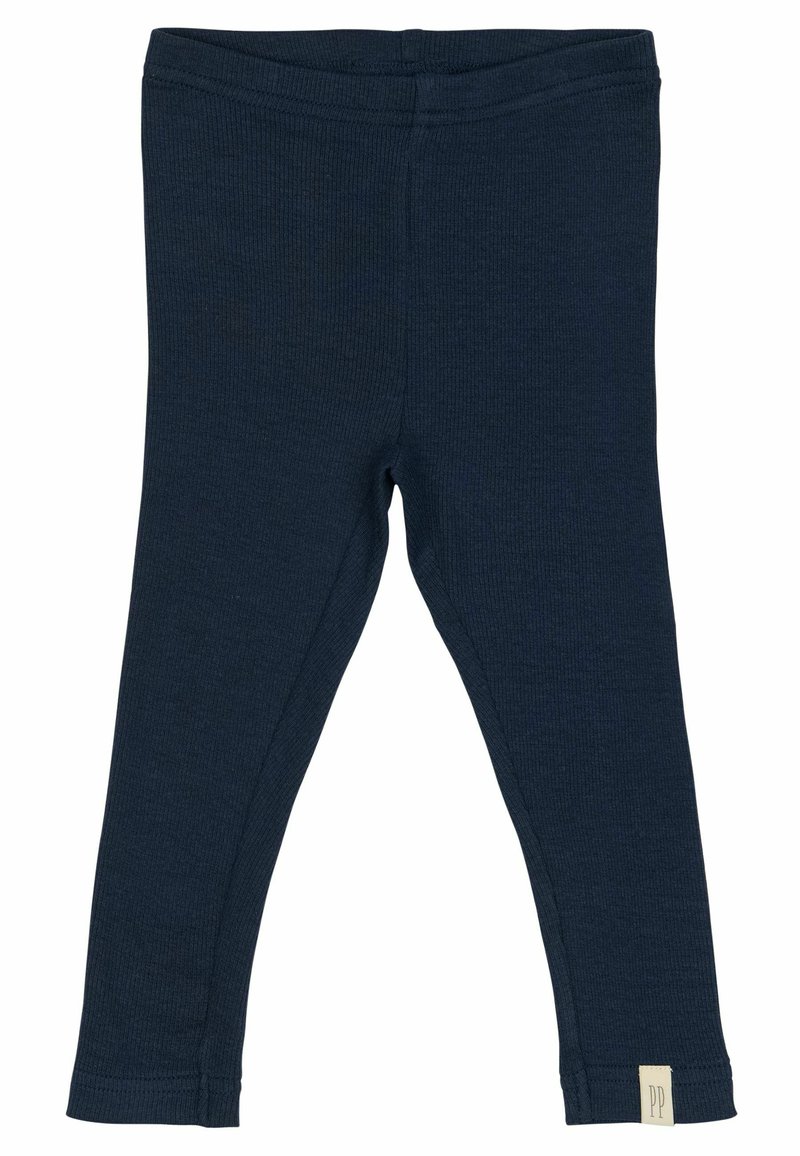 Sötétkék bordázott leggings, elasztikus derékkal, tapered szabással és egy kis krém színű címkével a szegélyén, rajta "PP" felirattal.