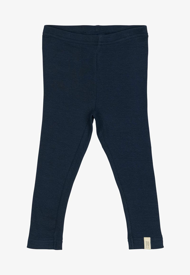 Sötétkék bordázott leggings, elasztikus derékkal, tapered szabással és egy kis krém színű címkével a szegélyén, rajta "PP" felirattal.