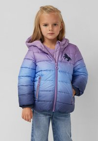 Gevoerde zip-up jas die overgaat van lichtpaars naar donkerblauw, met een bont gevoerde capuchon en een paardenembleem op de borst.