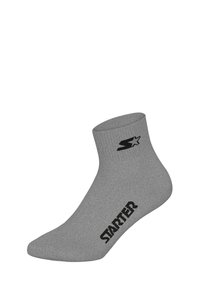 Szara skarpetka do kostki z teksturowanej tkaniny, z czarnym logo "STARTER" i małym graficznym motywem gwiazdy w pobliżu ściągacza.