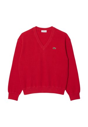 Pull en V rouge en tissu doux. Avec des manches longues, des poignets et un ourlet côtelés, et un petit logo vert sur la poitrine gauche.