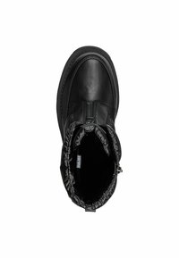 Bota de cuero negra con un forro interior de felpa, punta redondeada y un collar acolchado. Cuenta con cierre de cremallera y suela texturizada.