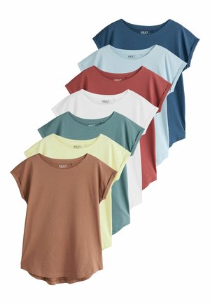 Șase tricouri cu mânecă scurtă și guler rotund în nuanțele maro, galben pal, verde albastru, alb, ruginiu, albastru deschis și albastru închis, suprapuse diagonal.