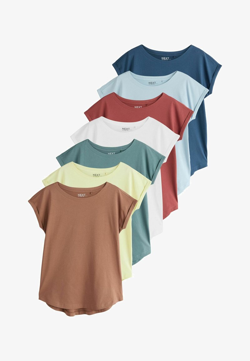 Sechs T-Shirts mit kurzen Ärmeln und Rundhalsausschnitt in Braun, Hellgelb, Blaugrün, Weiß, Rost, Hellblau und Marineblau, diagonal übereinander gelegt.