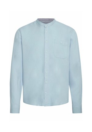 Chemise à manches longues bleu clair avec col montant, poche poitrine et fermeture à boutons. Fabriquée en tissu lisse avec un léger éclat.
