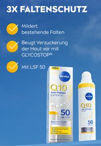 NIVEA Q10 Anti-Falten Fluid in einem weißen und gelben Aerosoldosierer mit blauen Akzenten, beschriftet mit SPF 50, ausgestattet mit einer Pumpdüse und gepunktetem Muster.