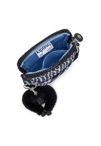 Borsetta Kipling in blu e nero con motivo a zigzag, dotata di un portachiavi a forma di scimmia nera e pelosa, chiusura con zip e interno foderato.
