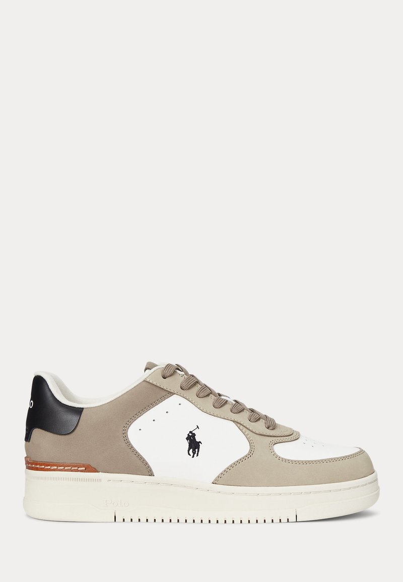 Baskets basses beige, blanc et noir avec fermeture à lacets, semelle en caoutchouc et logo Polo sur le côté.