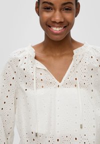 QS LOCKER GESCHNITTENE MIT LOCHSTICKEREI - Bluse - ecru