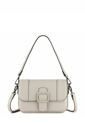 Borsa a mano beige chiaro realizzata in materiale liscio con chiusura a pattina, dotata di una prominente fibbia rettangolare e tracolla regolabile.