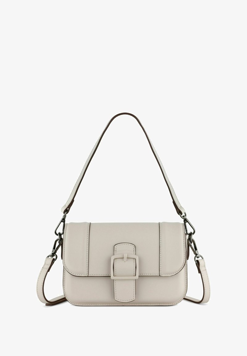 Borsa a mano beige chiaro realizzata in materiale liscio con chiusura a pattina, dotata di una prominente fibbia rettangolare e tracolla regolabile.