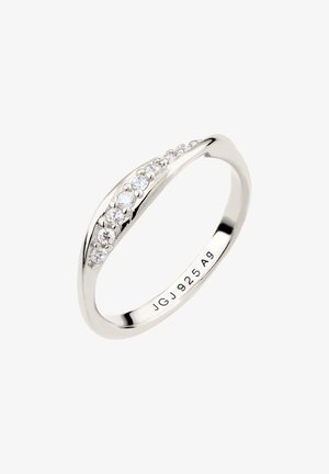 Bague en argent avec une rangée de petites pierres précieuses rondes et claires disposées en diagonale le long de la bande, marquée JGJ 925 Ag à l'intérieur.