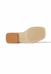 Flacher Schuhsohle aus hellbeigem Gummi mit einem braunen Akzent. Verfügt über eine glatte Textur und ein minimalistisches Design mit abgerundeter Kante.