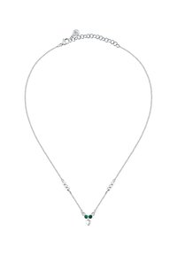 Collana in argento con due perline verdi e un piccolo pendente a forma di cuore, con dettagli in metallo texturizzato. Lunghezza regolabile con chiusura.