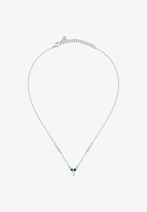 Collana in argento con due perline verdi e un piccolo pendente a forma di cuore, con dettagli in metallo texturizzato. Lunghezza regolabile con chiusura.