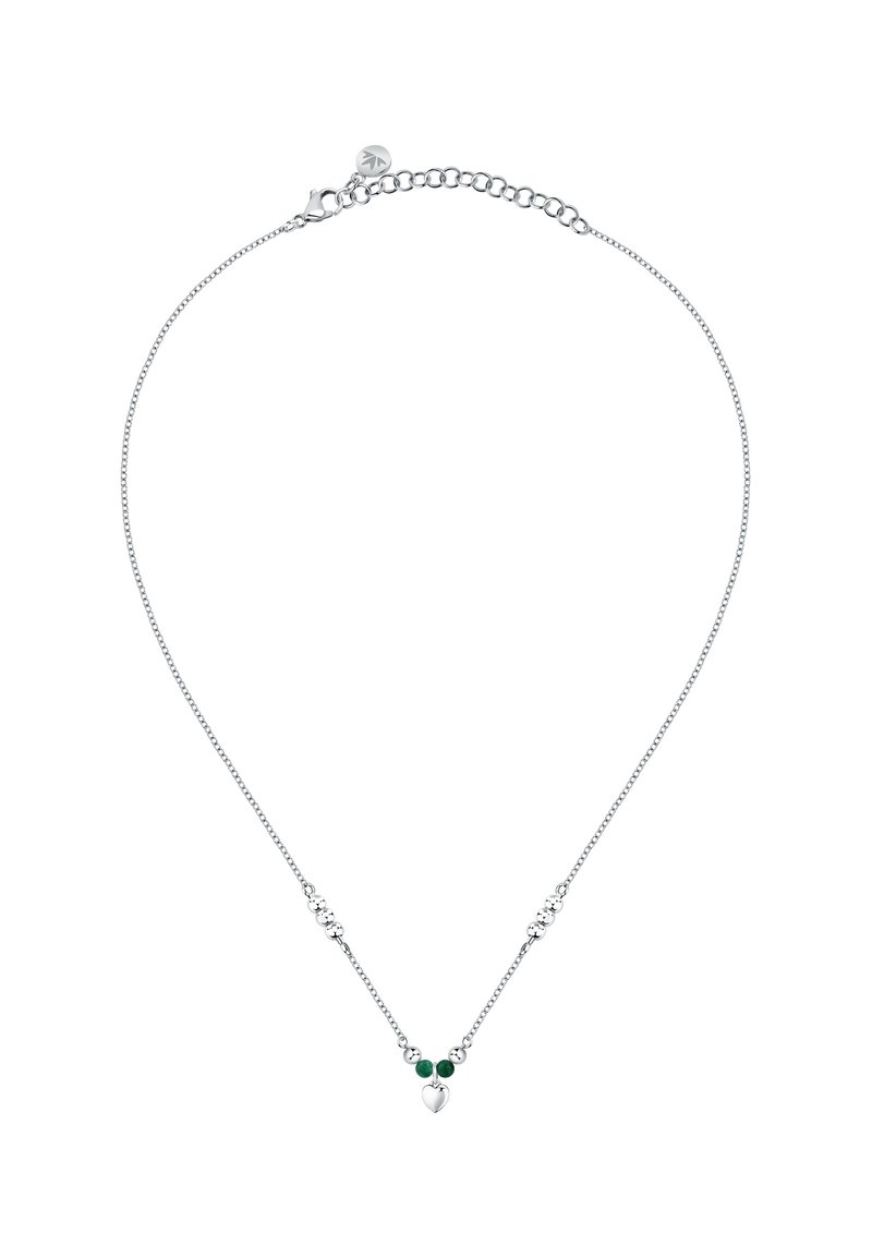 Collana in argento con due perline verdi e un piccolo pendente a forma di cuore, con dettagli in metallo texturizzato. Lunghezza regolabile con chiusura.