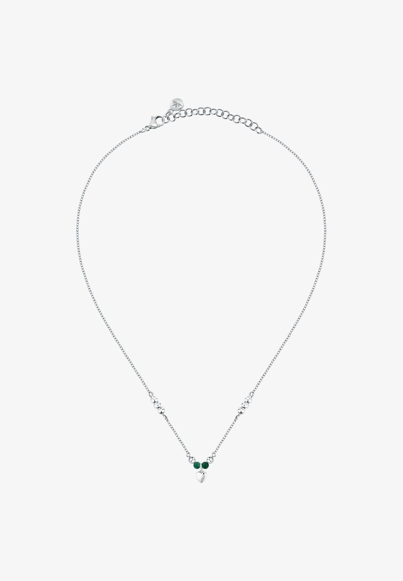 Collana in argento con due perline verdi e un piccolo pendente a forma di cuore, con dettagli in metallo texturizzato. Lunghezza regolabile con chiusura.
