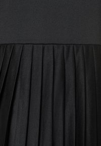 Schwarzes Kleid mit einem taillierten Oberteil und einem plissierten Rock. Das Material hat eine glatte Textur mit einem leichten Glanz.