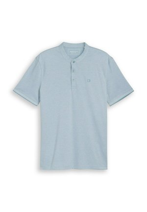 Lichtblauw henley-shirt met korte mouwen, drie knopen en klein logo aan de linkerkant van de borst, weergegeven op een witte achtergrond.