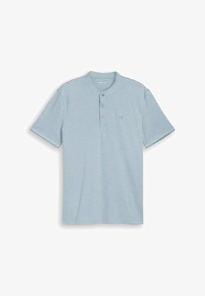 Lichtblauw henley-shirt met korte mouwen, drie knopen en klein logo aan de linkerkant van de borst, weergegeven op een witte achtergrond.