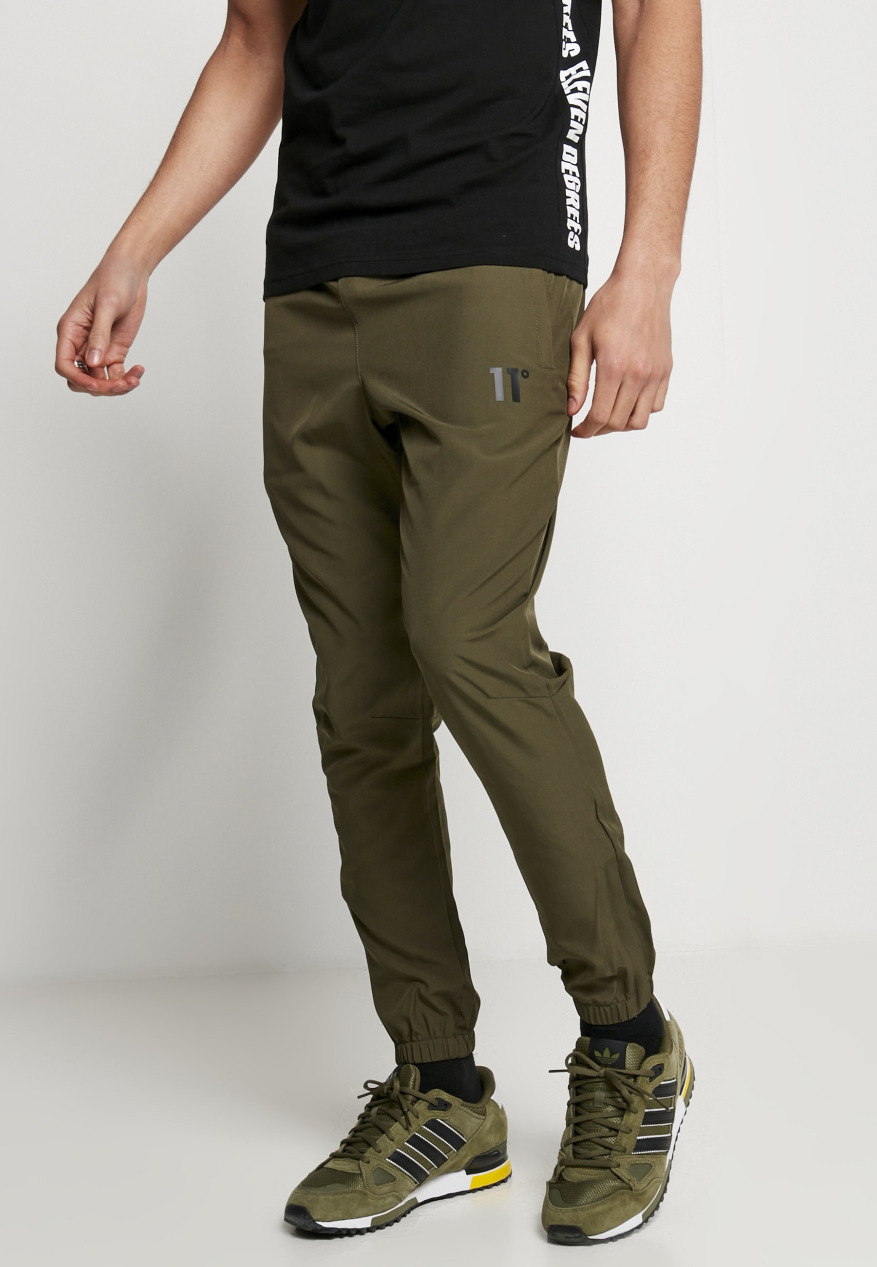 11 DEGREES Pantalones deportivos khaki/caqui