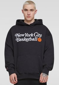 Fekete kapucnis pulóver kenguruzsebbel, fehér szöveggel: "New York City Basketball" és egy narancssárga kosárlabda grafikával. Pamut keverék anyag.