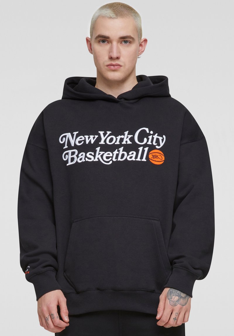 Fekete kapucnis pulóver kenguruzsebbel, fehér szöveggel: "New York City Basketball" és egy narancssárga kosárlabda grafikával. Pamut keverék anyag.