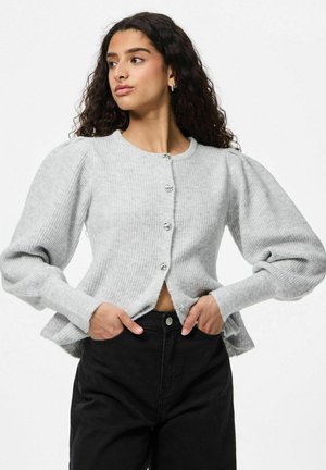 Grijze geribde cardigan met pofmouwen, knoopsluiting en een iets cropped ontwerp. Draag het over zwarte broeken, die de gestructureerde stof tonen.