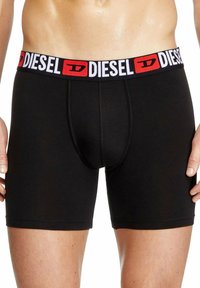 Czarne slipy sportowe wykonane z elastycznej tkaniny, z szerokim elastycznym paskiem w talii z logo "DIESEL" w czerwonym i białym kolorze.
