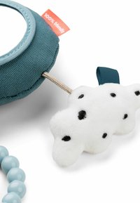 Pungă din țesătură teal cu o oglindă, având un accent de nor pufos alb cu puncte negre și un breloc din silicon albastru. Etichetă roșie "100% prietenos".