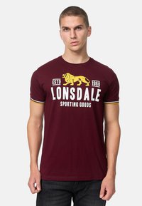 Lonsdale - NORMALE PASSFORM BLAGH - T-Shirt print - oxblood yellow white Thumbnail-Bild 1