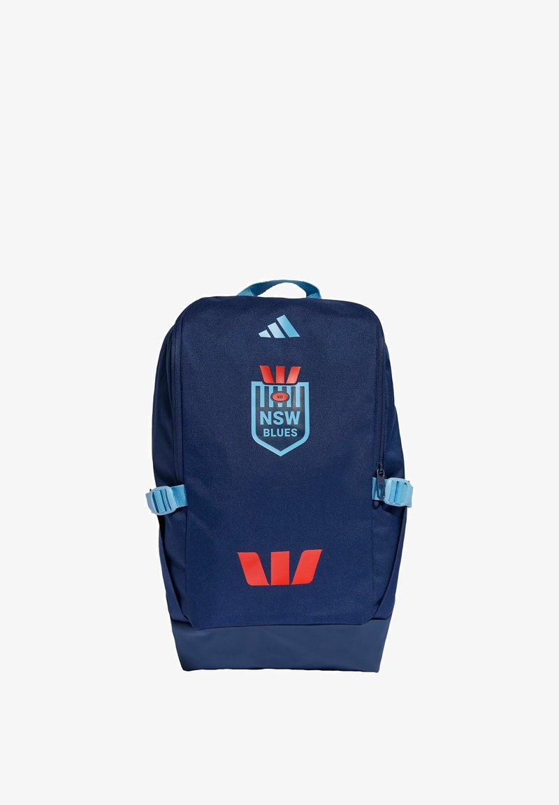 Mochila azul marino hecha de tela duradera, con detalles en azul claro, el logo de NSW Blues y detalles gráficos en rojo en la parte delantera y en la parte inferior.