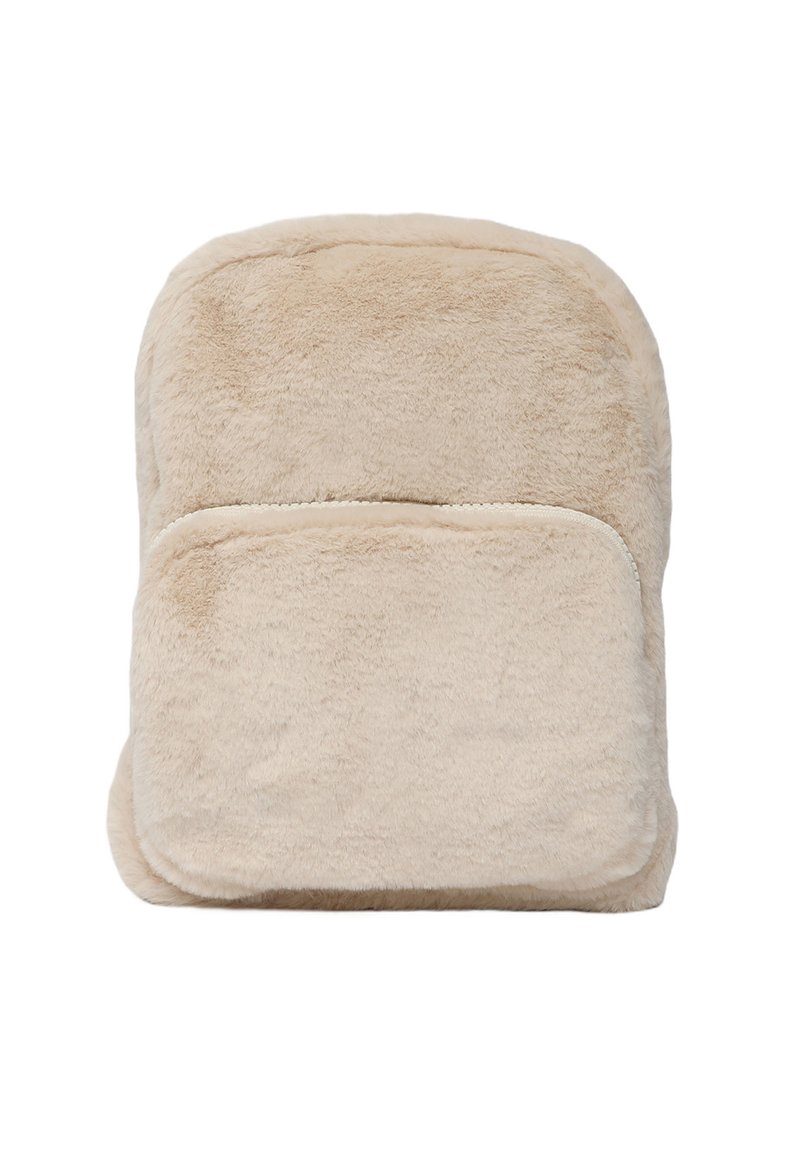 Beżowy plecak z futra syntetycznego o miękkiej teksturze, zaokrąglonym wierzchu, przedniej kieszeni zapinanej na zamek oraz minimalistycznym designie. Kremowe akcenty na zamkach.