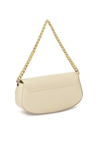 Krémová kožená kabelka s zakriveným tvarom a zlatým reťazcom. Dizajn obsahuje uzatváranie na preklápku a jemné švy.
