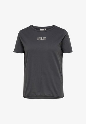 Ciemnoszary t-shirt z krótkim rękawem i okrągłym dekoltem oraz białym napisem "RUTHLESS" umieszczonym na środku klatki piersiowej.