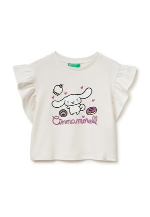 Camiseta para niño pequeño con mangas con volantes en blanco, con gráficos del personaje Cinnamoroll, un cupcake, una rosquilla y corazones, y texto rosa brillante que dice "Cinnamoroll".