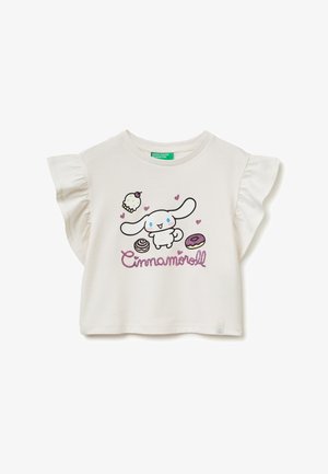 Biały T-shirt dla malucha z falbanami na rękawach, z postacią Cinnamoroll, babeczką, pączkiem i serduszkami oraz różowym, błyszczącym napisem "Cinnamoroll".