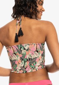 Shirred bandeau-top in een meerkleurig bloemenpatroon, met verstelbare strikken met zwarte kwastjes aan de achterkant en een rechte zoom.