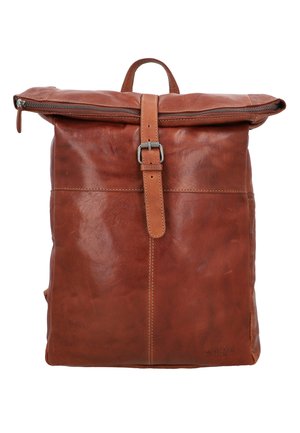 Zaino in pelle marrone con design a risvolto, zip argentata e una cinghia frontale fissata da una fibbia metallica. Superficie testurizzata con dettagli di cucitura.