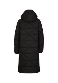 Zwarte pufferjas met een capuchon, voorzien van een doorstikt patroon met diagonale stiksels. De jas reikt tot halverwege het onderbeen en heeft gebreide manchetten.