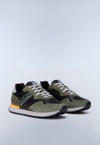 Sneakers sportowe z cholewką z czarnej skóry i oliwkowego zamszu, szarymi akcentami, białymi sznurowadłami oraz żółtą i szaro-skalową podeszwą.