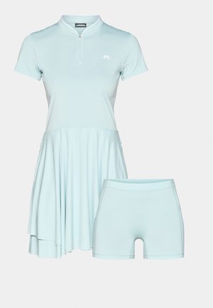 Vestido atlético azul claro com gola com fecho e saia rodada, combinado com calções à condizer. Textura suave e material macio.