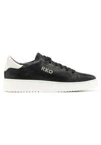Baskets en cuir noir avec semelle en caoutchouc blanc, lacets noirs, logo "RKO" gris, et un accent de talon blanc contrastant.