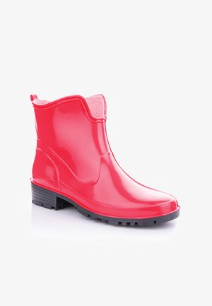 Czerwone gumowe botki za kostkę z gładkim wykończeniem, teksturowanym kołnierzem i czarną podeszwą z bieżnikiem. Zaprojektowane z myślą o wodoodporności.