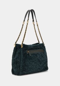 Tmavě zelená kabelka z umělé kožešiny se strukturovaným tvarem, černými koženými doplňky, dvojitými popruhy s detaily v podobě zlatě tónovaných řetízků a kapsou na zip.