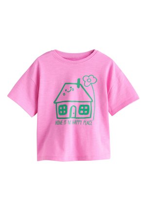 Cămașă roz cu mâneci scurte cu ilustrație verde a unei case, față zâmbitoare, floare și textul „HOME IS MY HAPPY PLACE” pe partea din față.