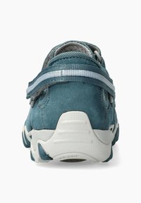 Chaussure en daim vert menthe avec un talon renforcé, revêtement en maille grise et accents blancs rayés sur la sangle. Semelle en caoutchouc blanc texturé visible.